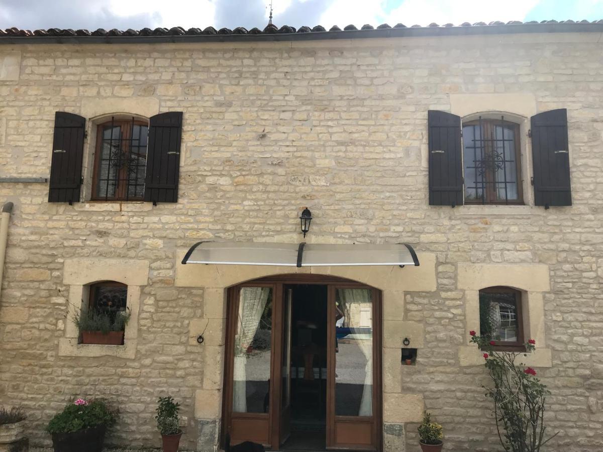 Les Cygnes Noirs Bed & Breakfast Aujac  Dış mekan fotoğraf