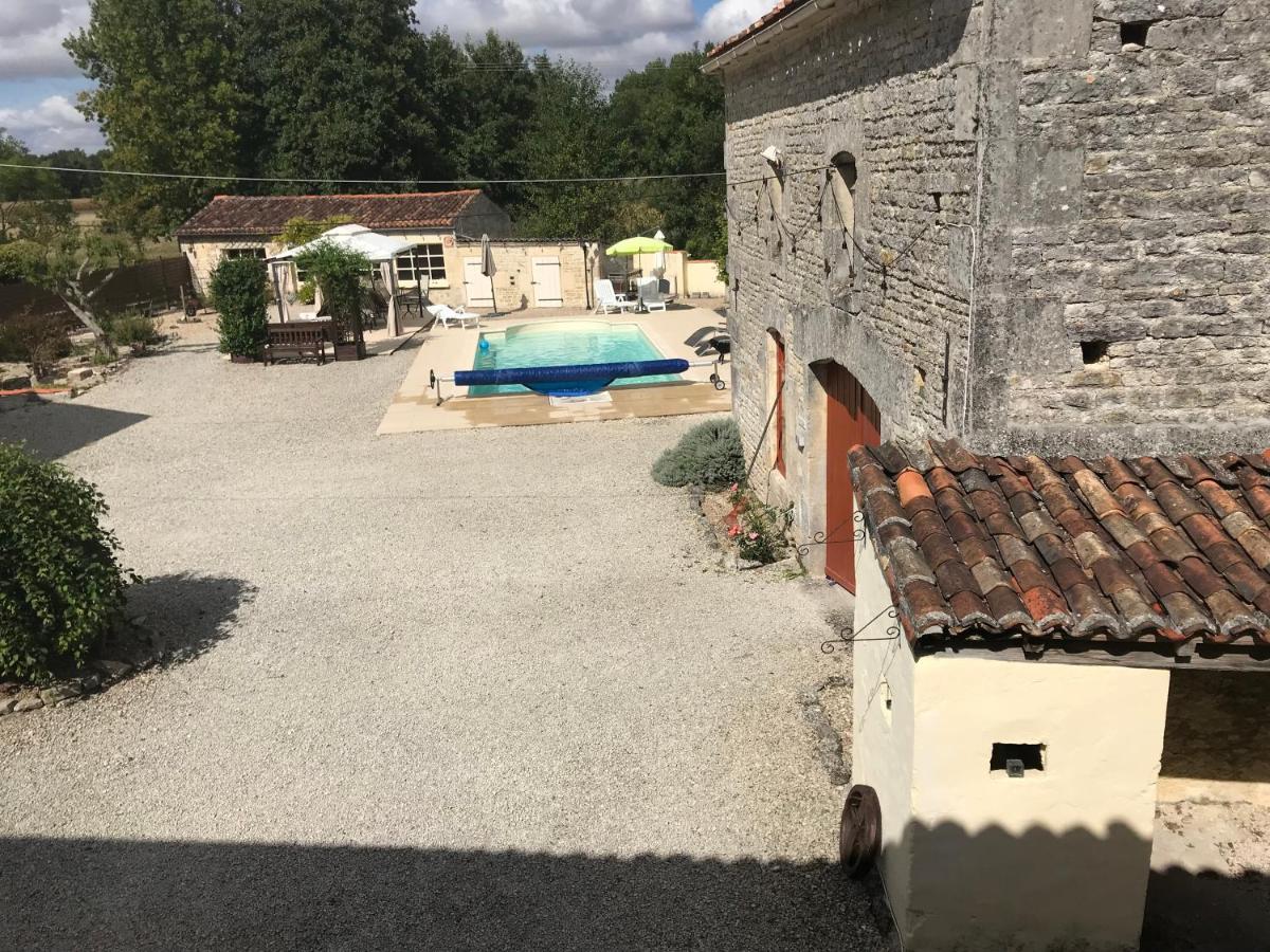 Les Cygnes Noirs Bed & Breakfast Aujac  Dış mekan fotoğraf