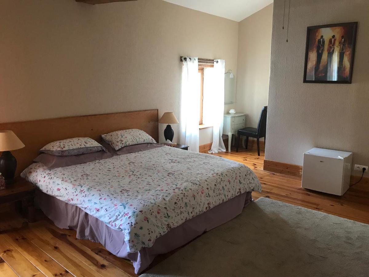 Les Cygnes Noirs Bed & Breakfast Aujac  Dış mekan fotoğraf