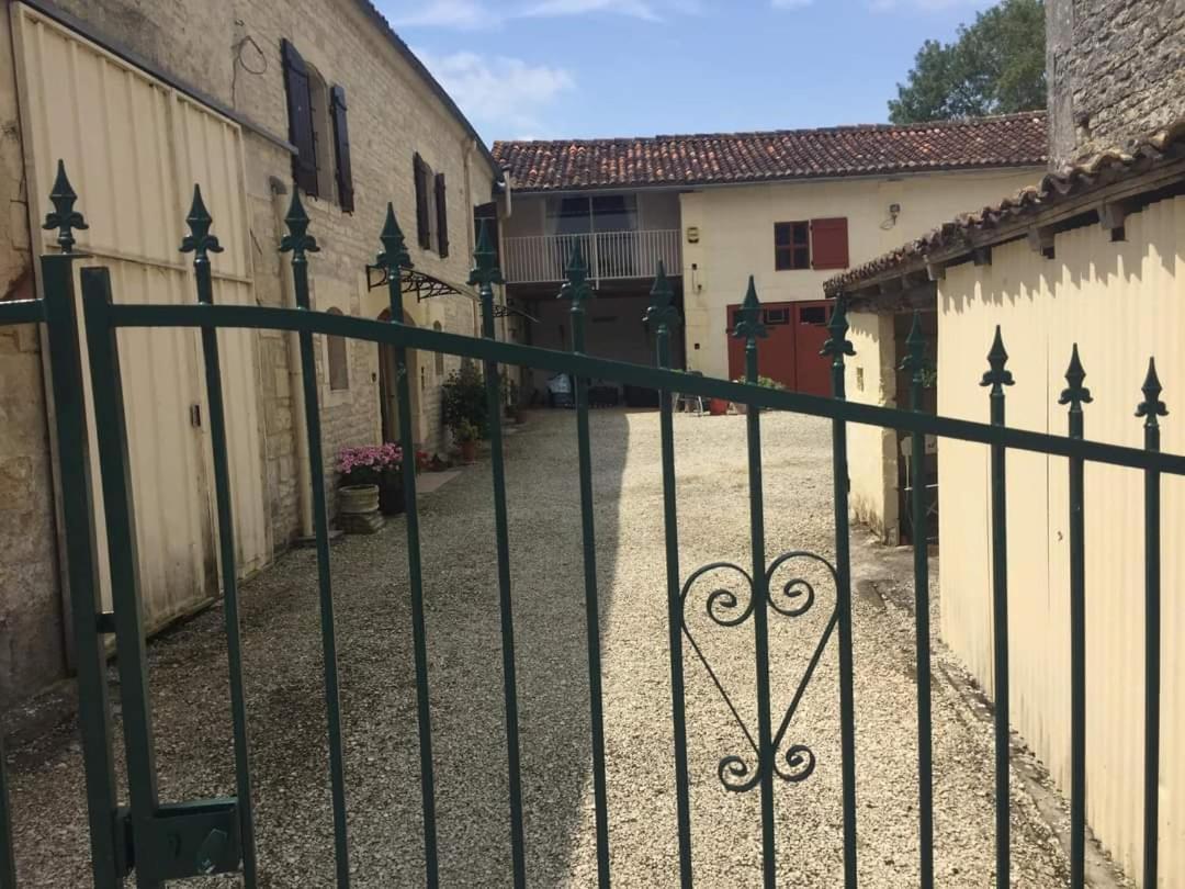 Les Cygnes Noirs Bed & Breakfast Aujac  Dış mekan fotoğraf