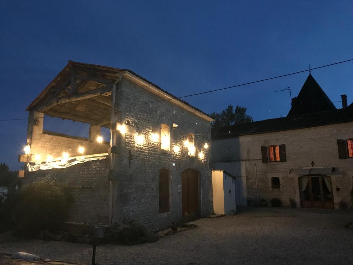 Les Cygnes Noirs Bed & Breakfast Aujac  Dış mekan fotoğraf