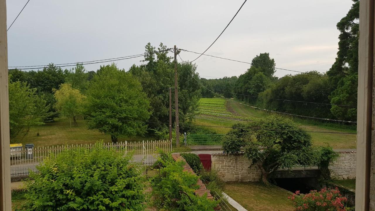 Les Cygnes Noirs Bed & Breakfast Aujac  Dış mekan fotoğraf