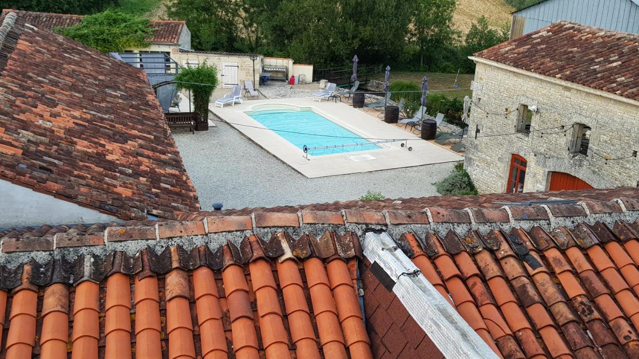 Les Cygnes Noirs Bed & Breakfast Aujac  Dış mekan fotoğraf