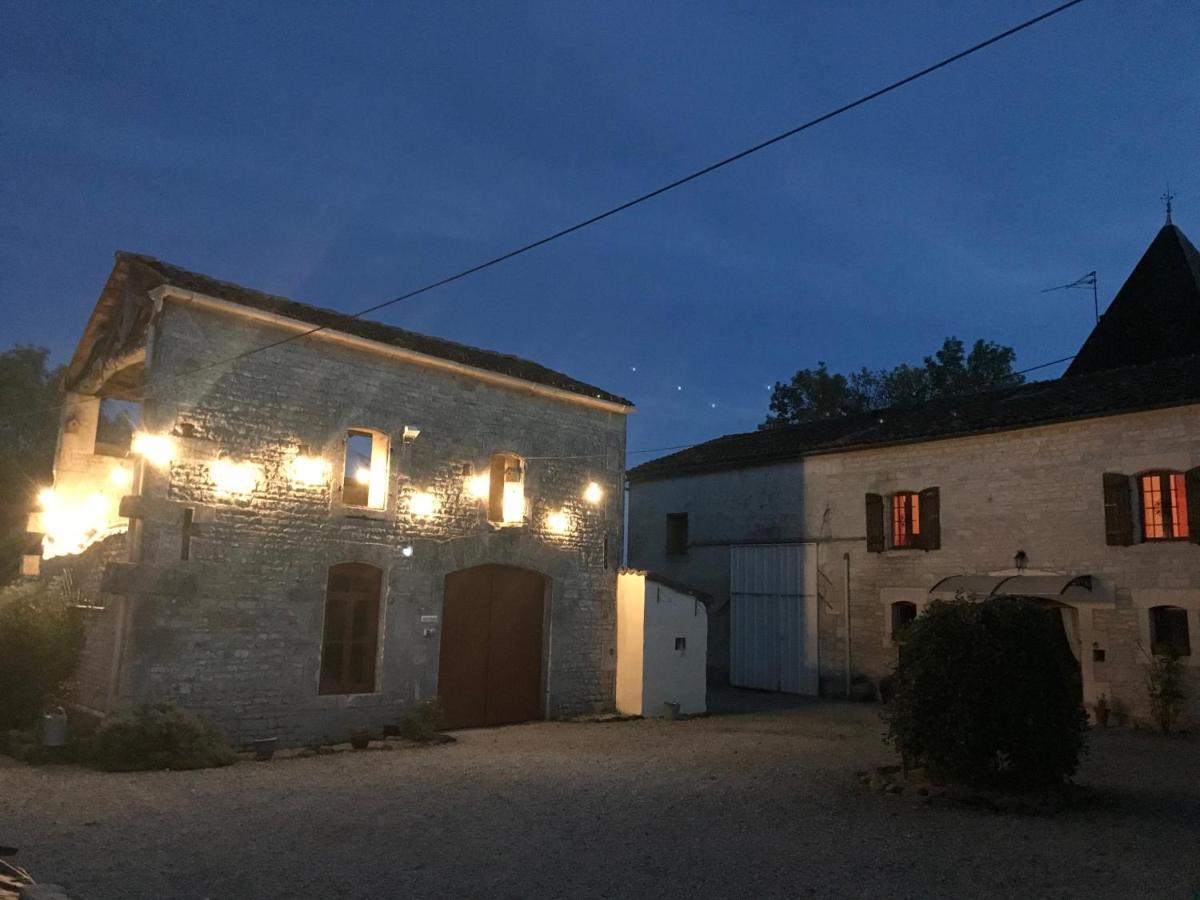 Les Cygnes Noirs Bed & Breakfast Aujac  Dış mekan fotoğraf