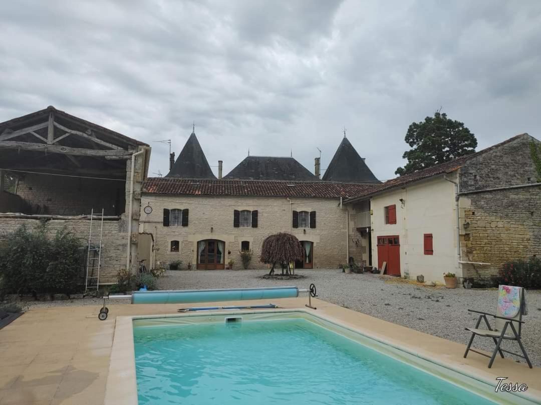 Les Cygnes Noirs Bed & Breakfast Aujac  Dış mekan fotoğraf