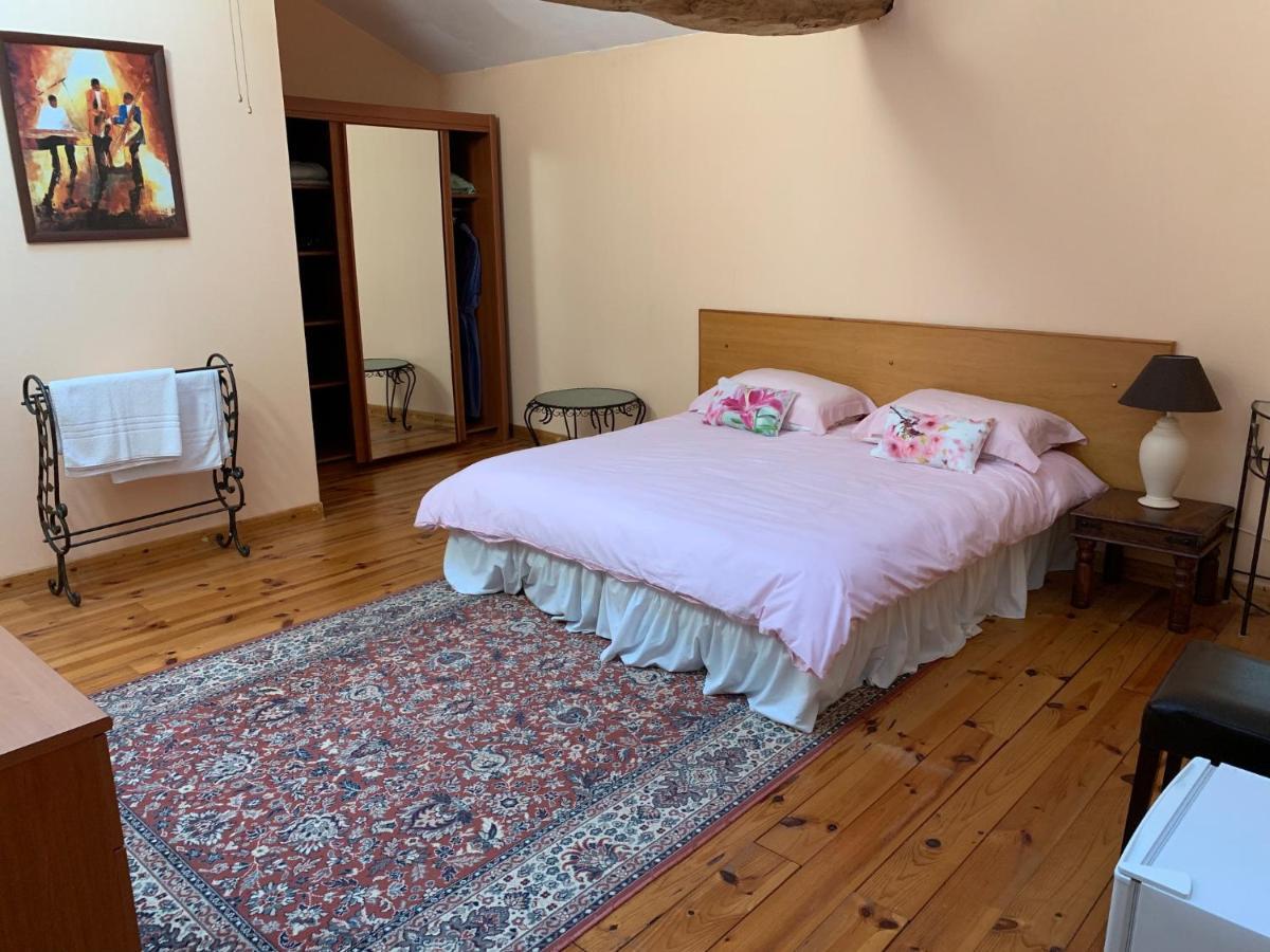 Les Cygnes Noirs Bed & Breakfast Aujac  Dış mekan fotoğraf